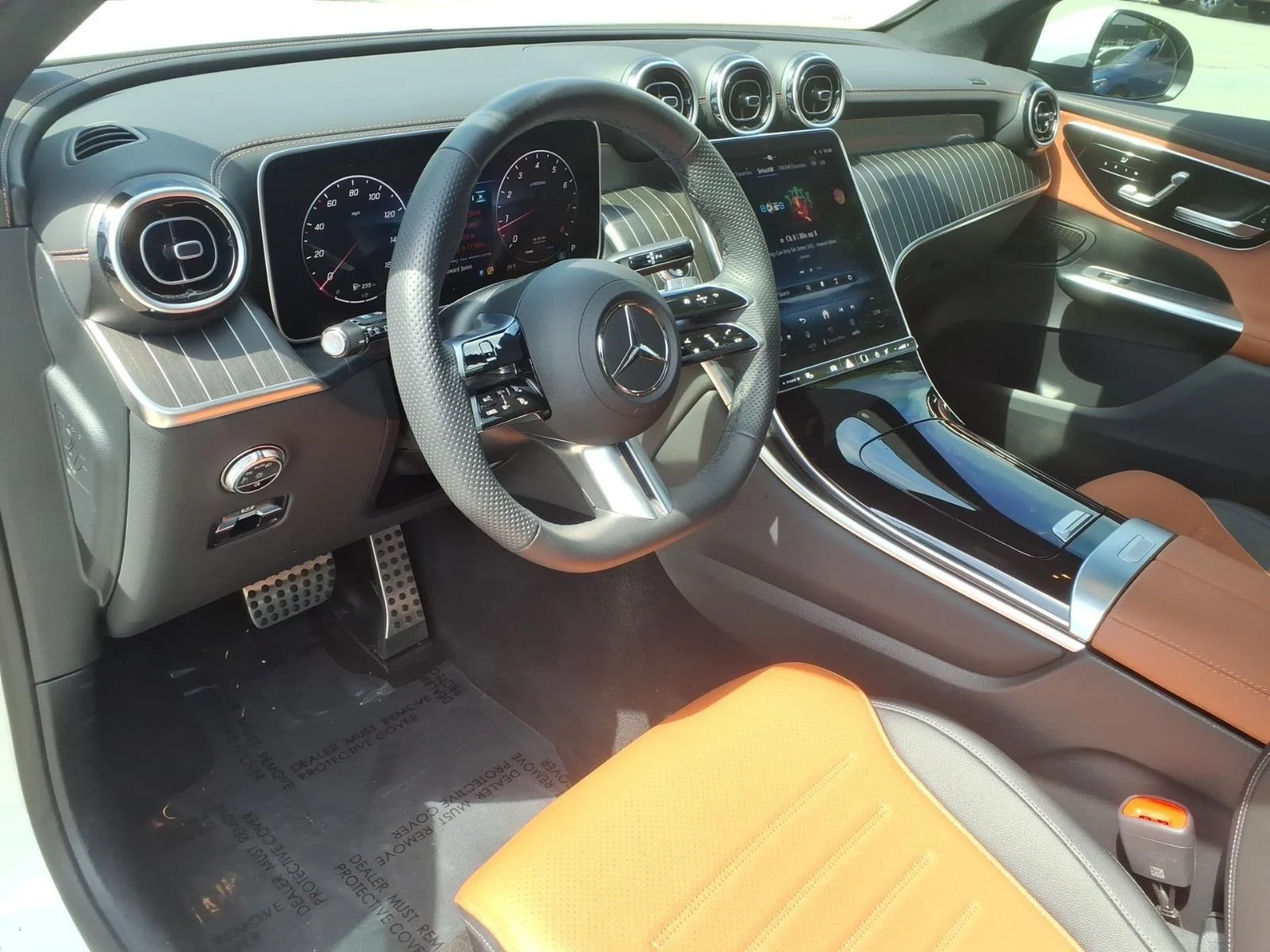 Certified Used 2025 Polar White Mercedes-Benz GLC 300 image 24