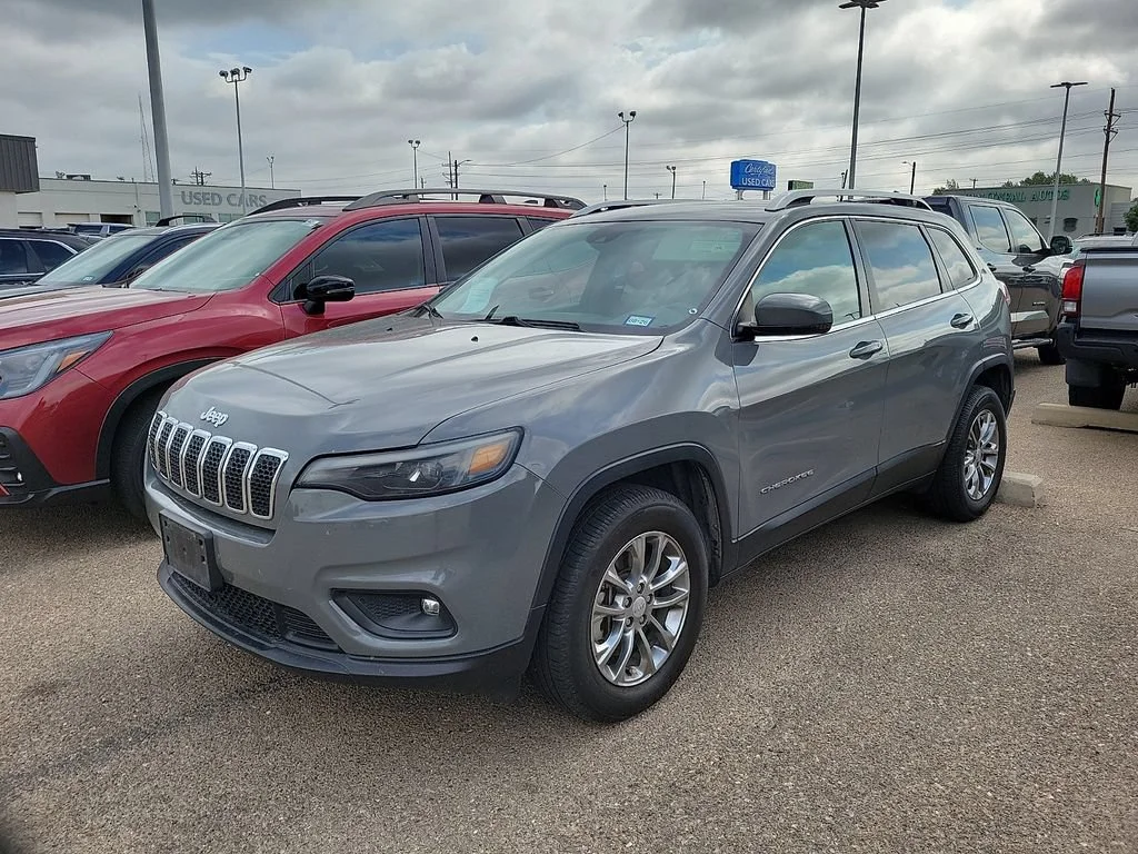 Used 2021  Jeep Latitude Lux image 5