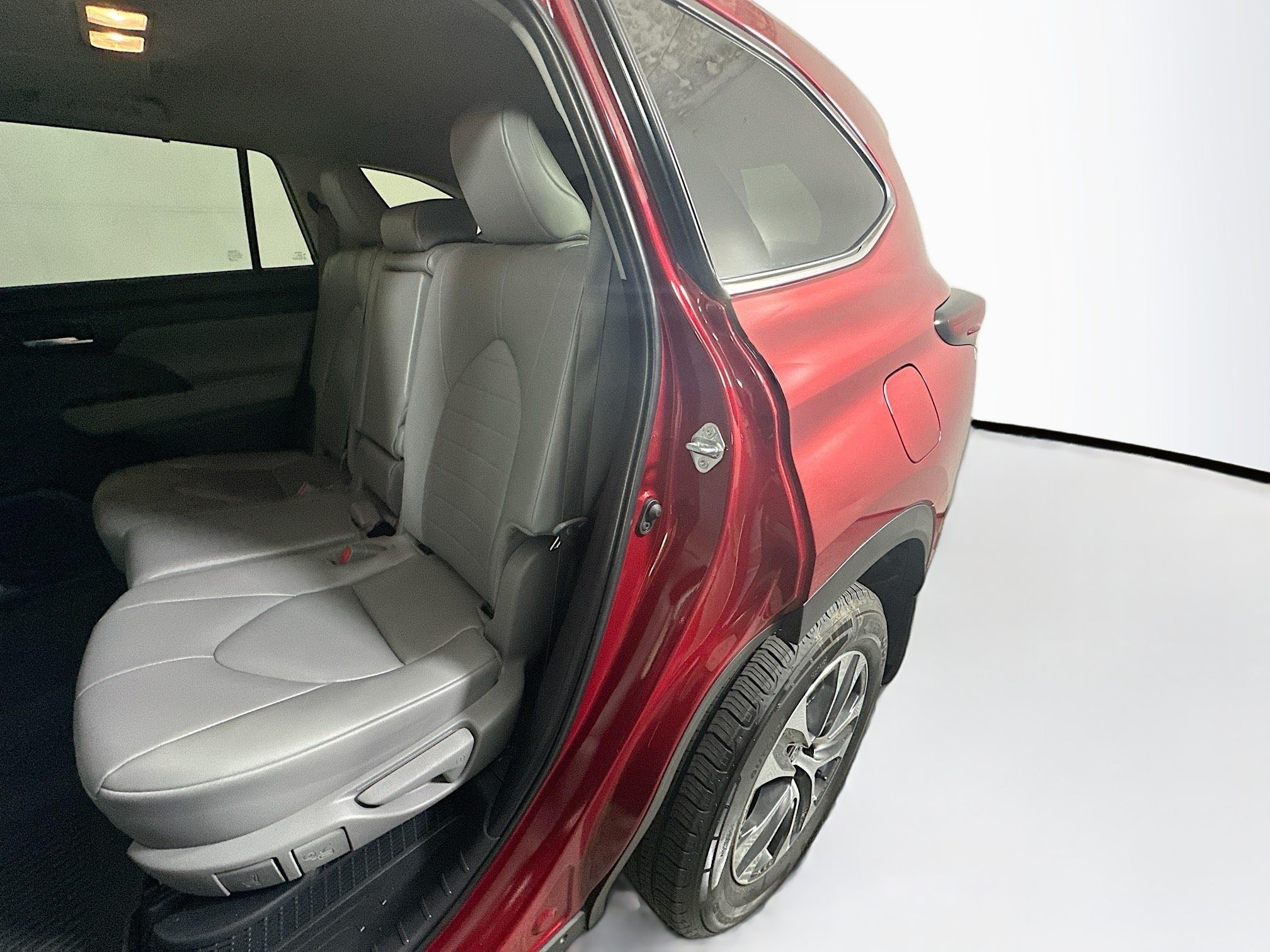 Used 2025 Pearl Toyota Hybrid XLE image 26