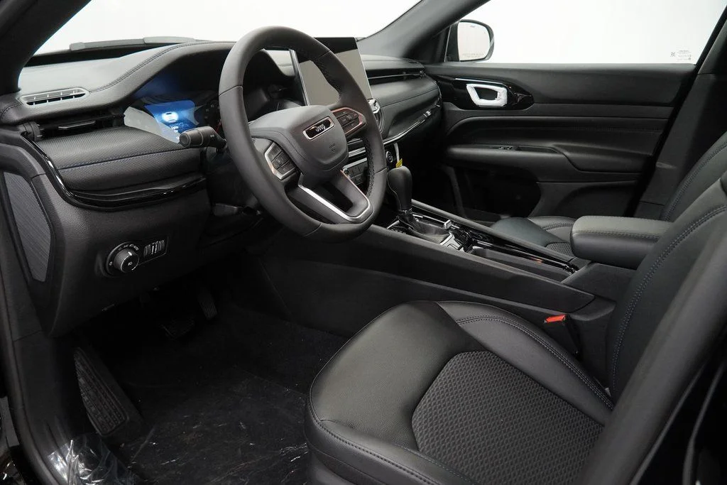 New 2026 Diamond Black Crystal Pearlcoat Jeep Latitude image 16