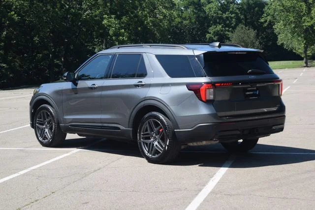 Used 2025 Gray Ford ST-Line image 24