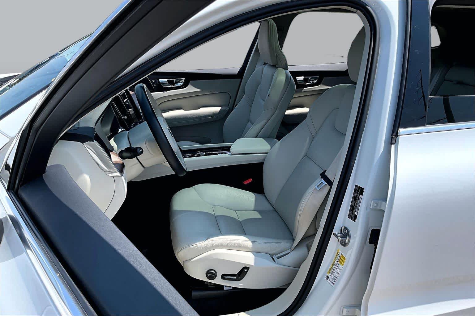 Used 2022  Volvo Momentum image 8