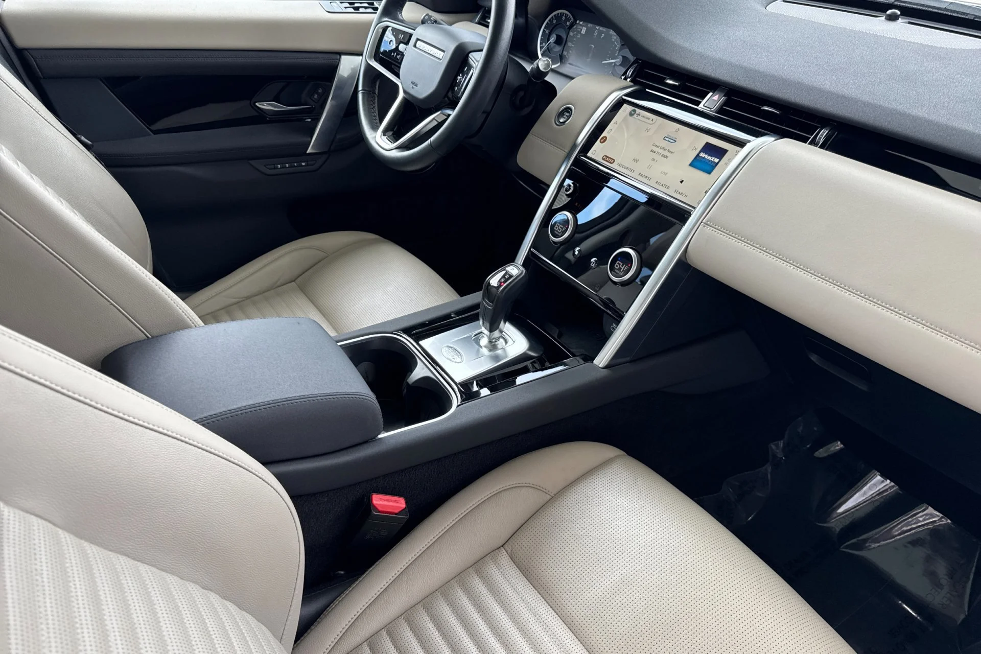 Used 2023 White Land Rover SE image 18