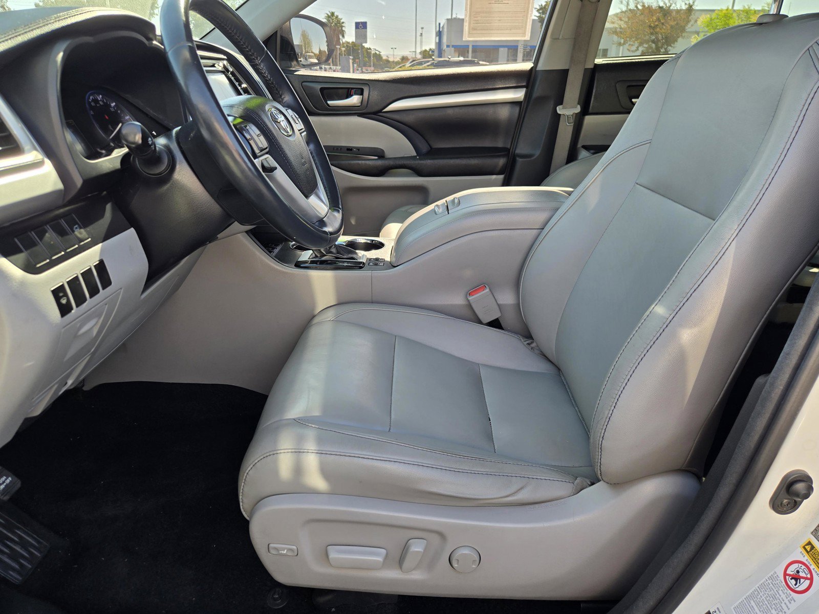 Used 2016 White Toyota XLE image 25
