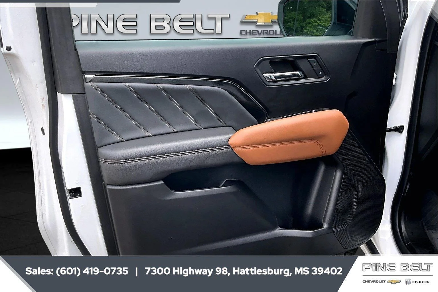 Used 2023 SUMMIT WHITE GMC 4WD AT4 image 17