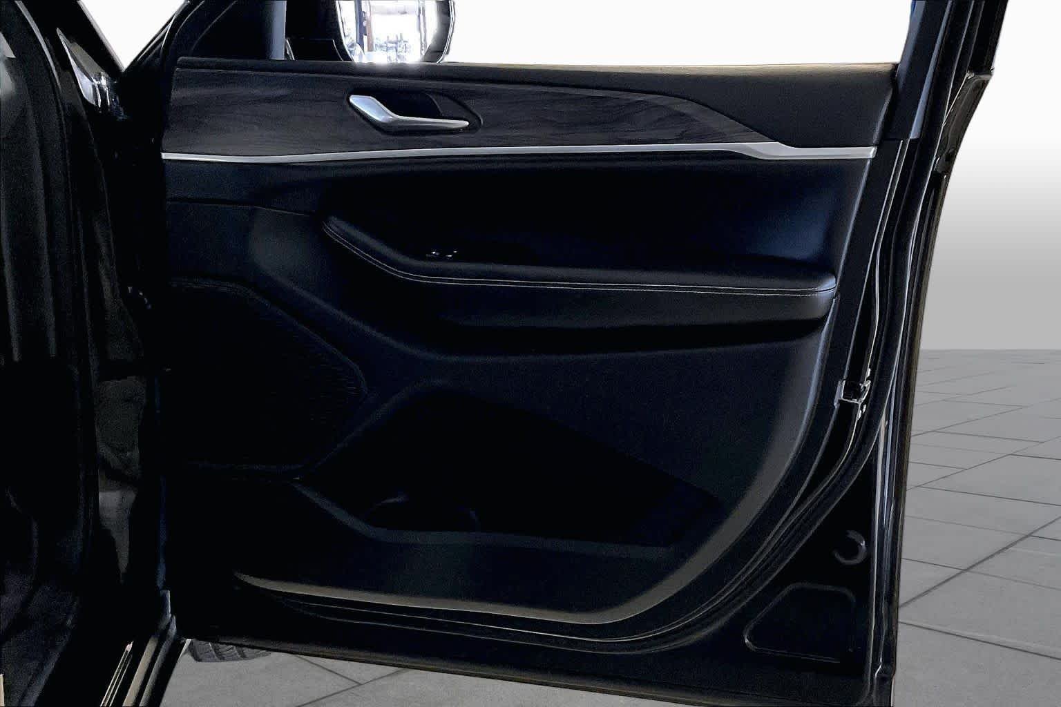 Used 2023 Diamond Black Crystal Pearlcoat Jeep Limited image 19