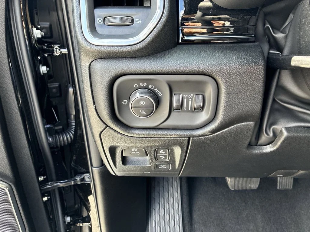 New 2026 Diamond Black Crystal Pearl-Coat Exterior Paint RAM Laramie image 20