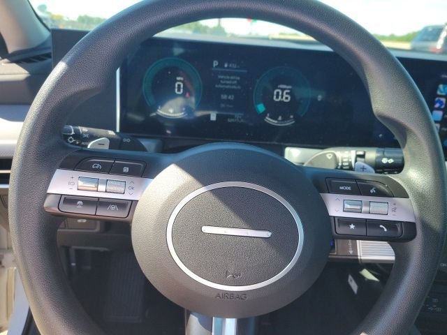 Used 2025 White Hyundai SEL image 14