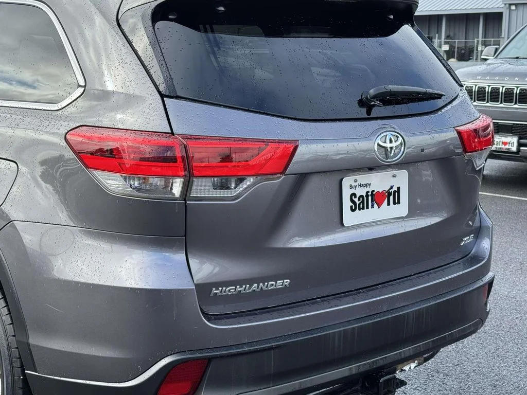 Used 2019 Gray Toyota XLE image 11