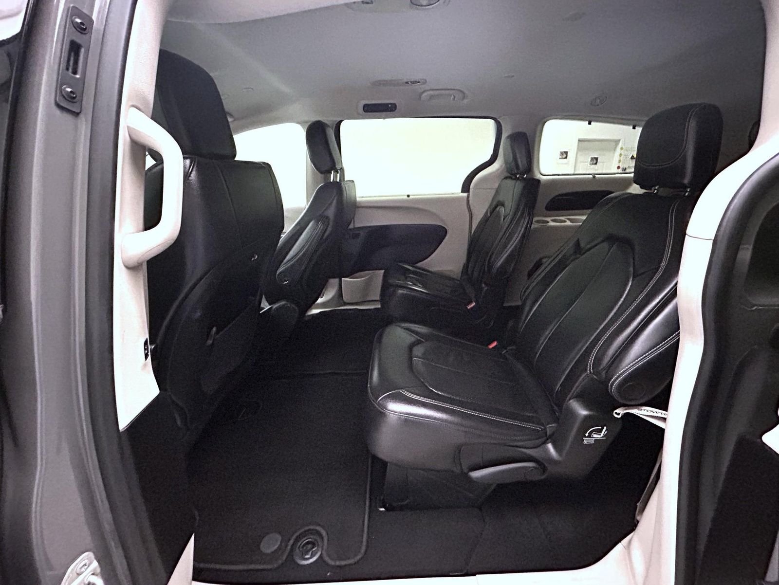 Used 2022 White Chrysler Touring L image 19