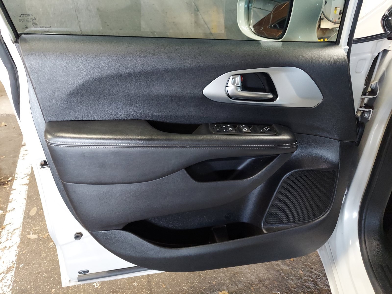 Used 2020 Luxury White Pearlcoat Chrysler Touring image 28