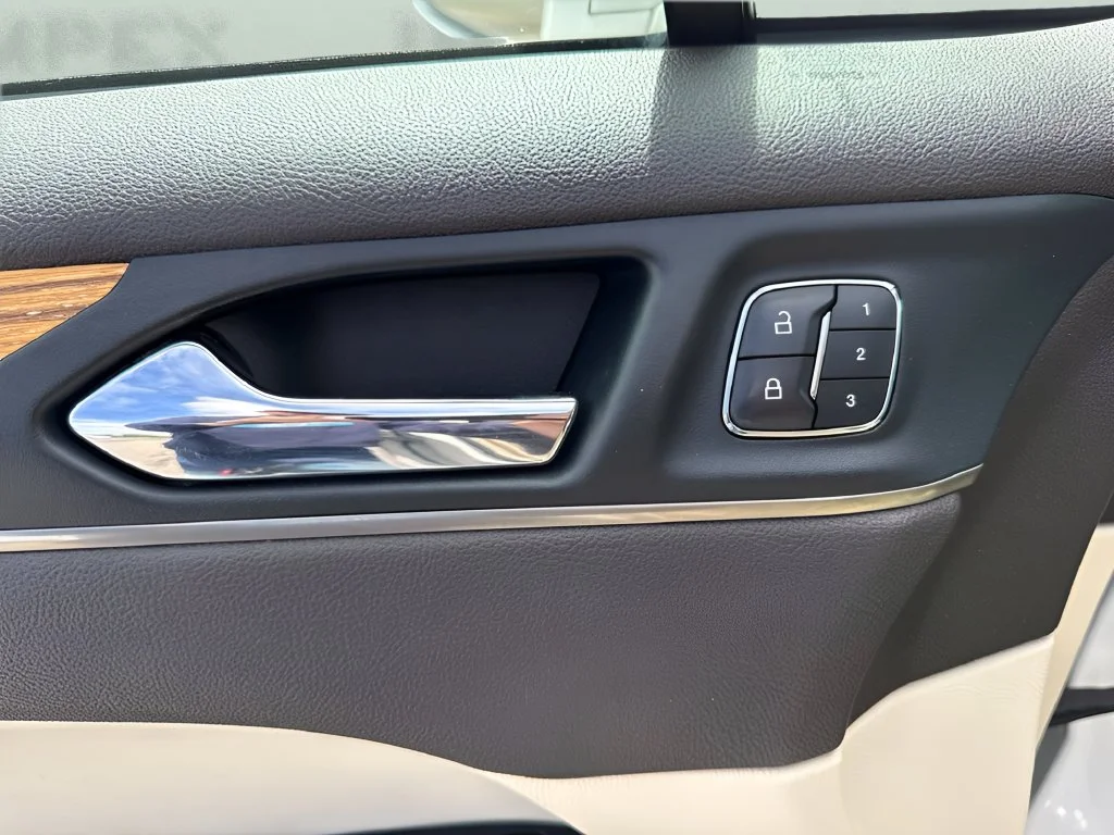 Used 2015 White Lincoln Base image 11