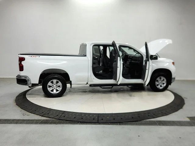 Used 2025 White Chevrolet LT image 17