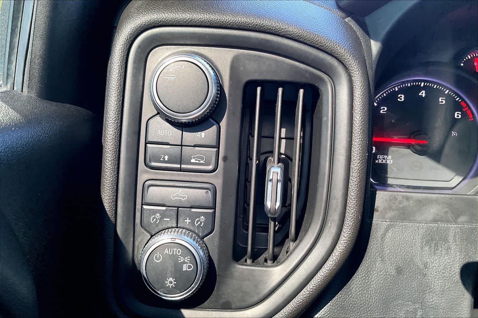 Used 2021 Summit White GMC  image 36