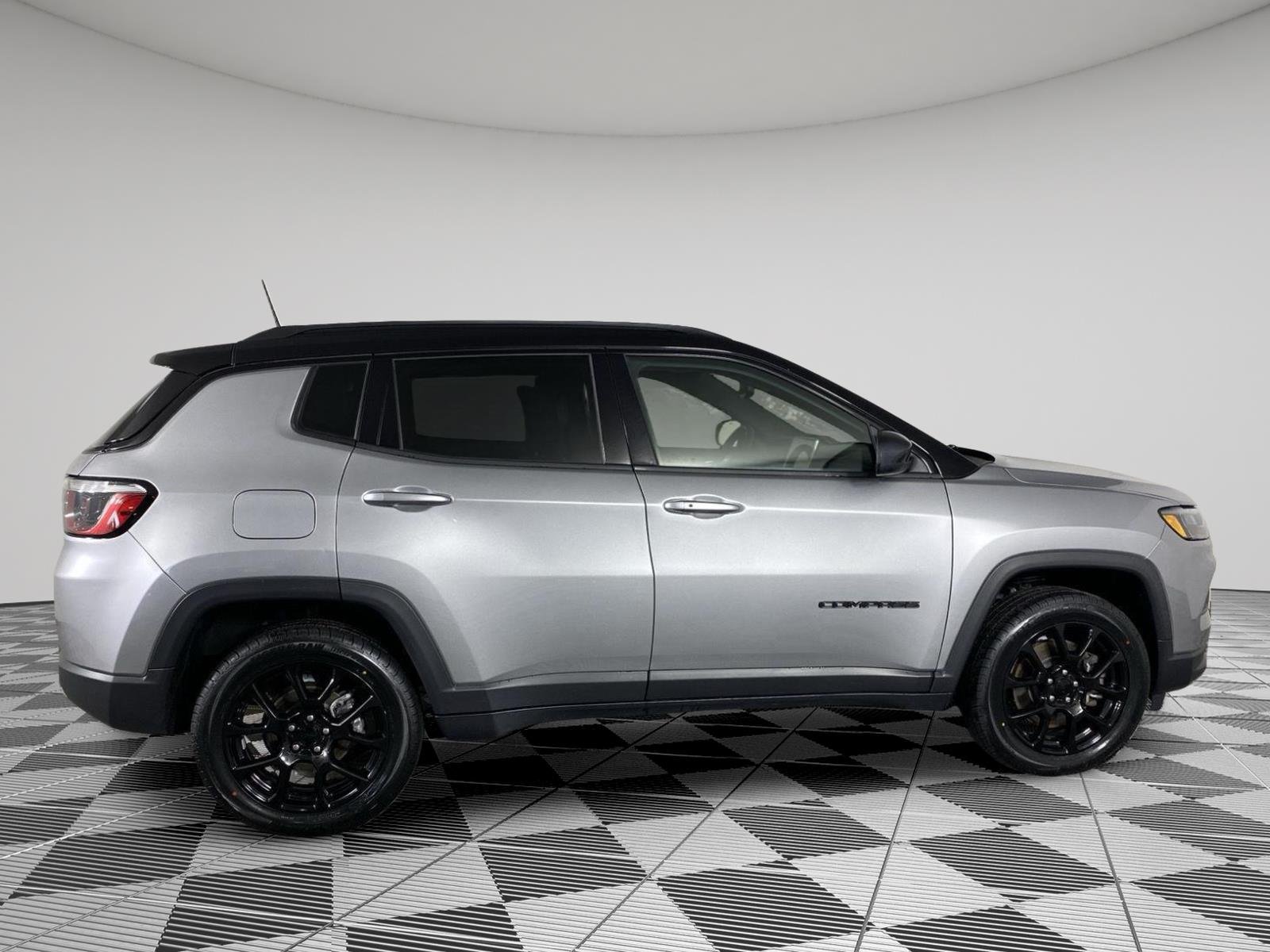 Used 2023 Billet Silver Metallic Clearcoat Jeep Altitude image 8