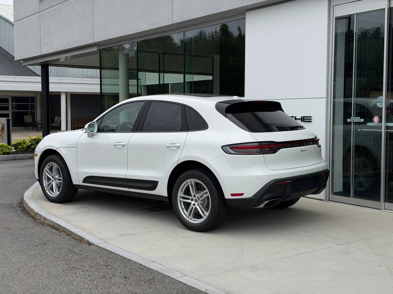 2026 Porsche Macan T - Photo 6