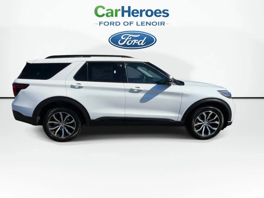 New 2027 Star White Metallic Tri-Coat Ford ST-Line image 9