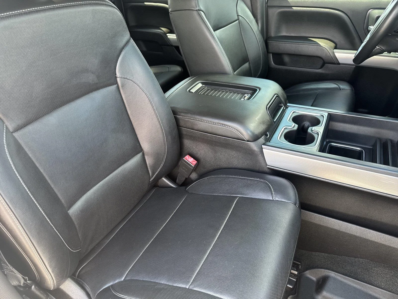 Used 2018 IRIDESCENT PEARL TRICOAT Chevrolet LTZ image 35
