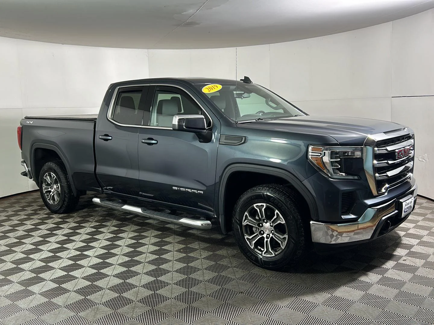 Used 2019 Dark Sky Metallic GMC SLE image 5