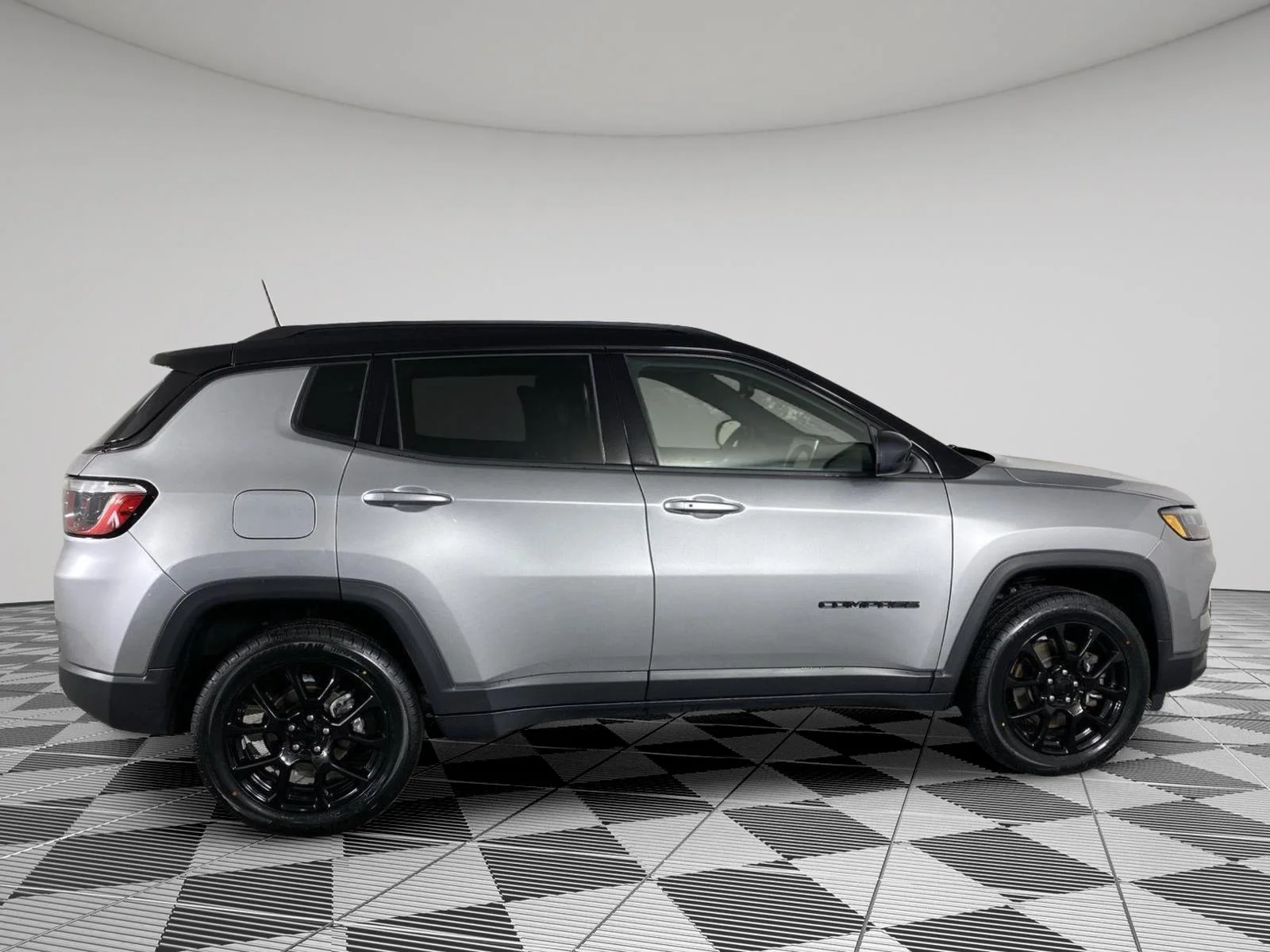 Used 2023 Billet Silver Metallic Clearcoat Jeep Altitude image 8