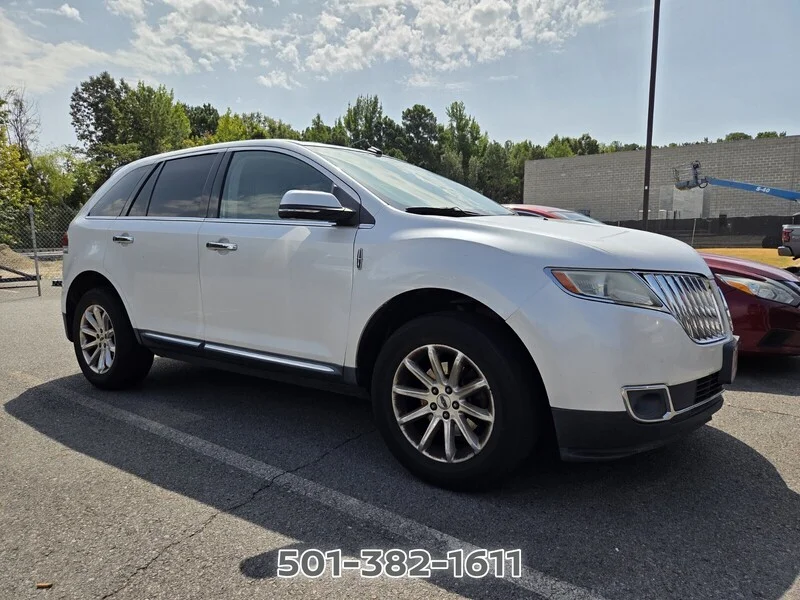 Used 2014 White Platinum Clearcoat Metal LINCOLN BASE image 2