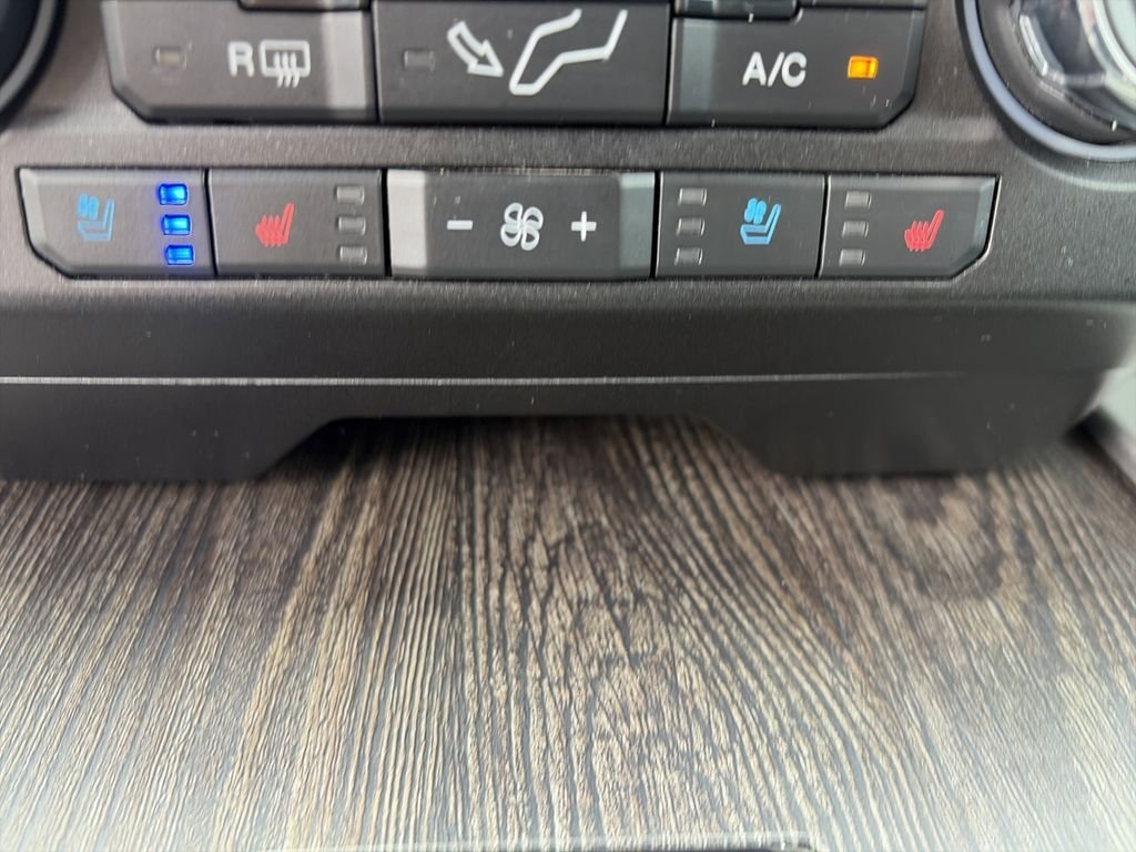 Used 2020 White Ford Lariat image 28