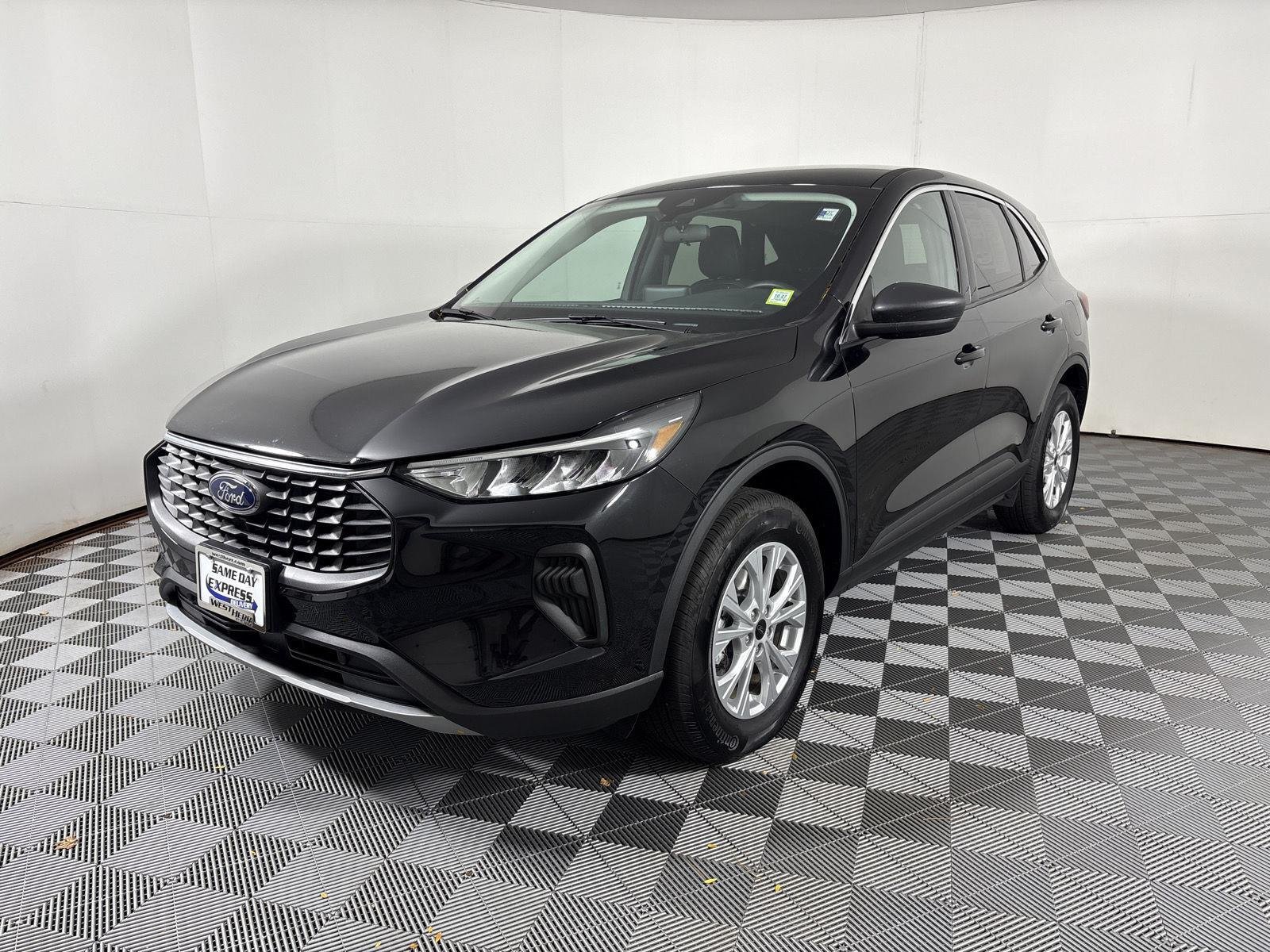 Used 2024 Agate Black Ford Active image 3