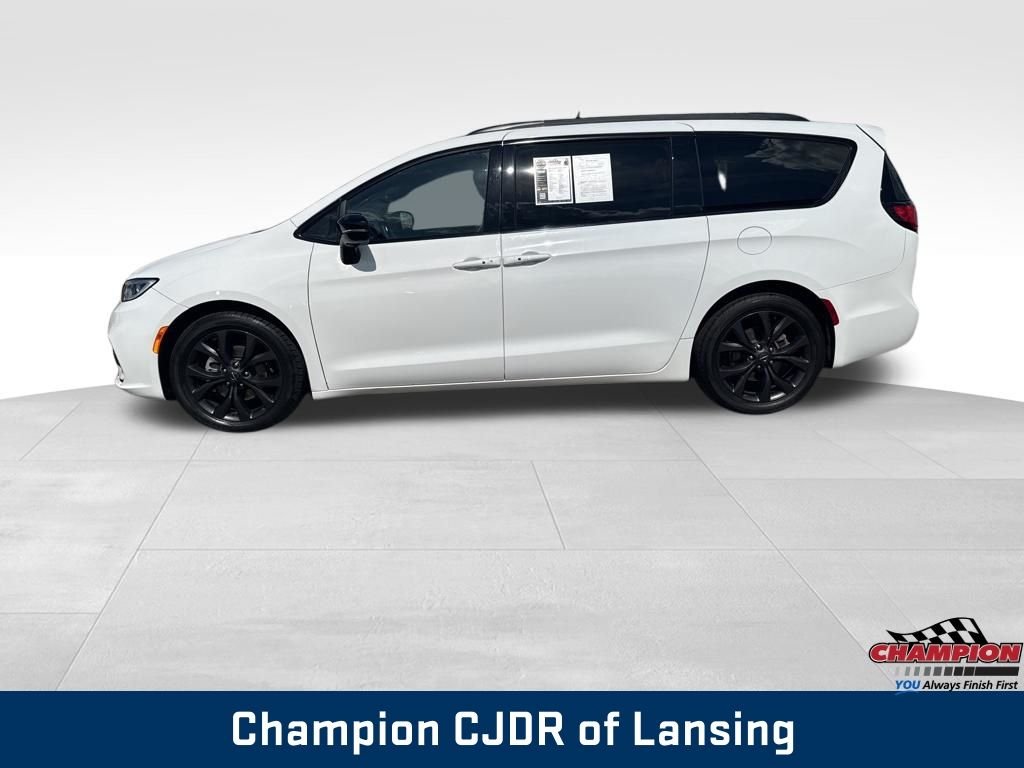 Used 2025 White Chrysler Limited image 4