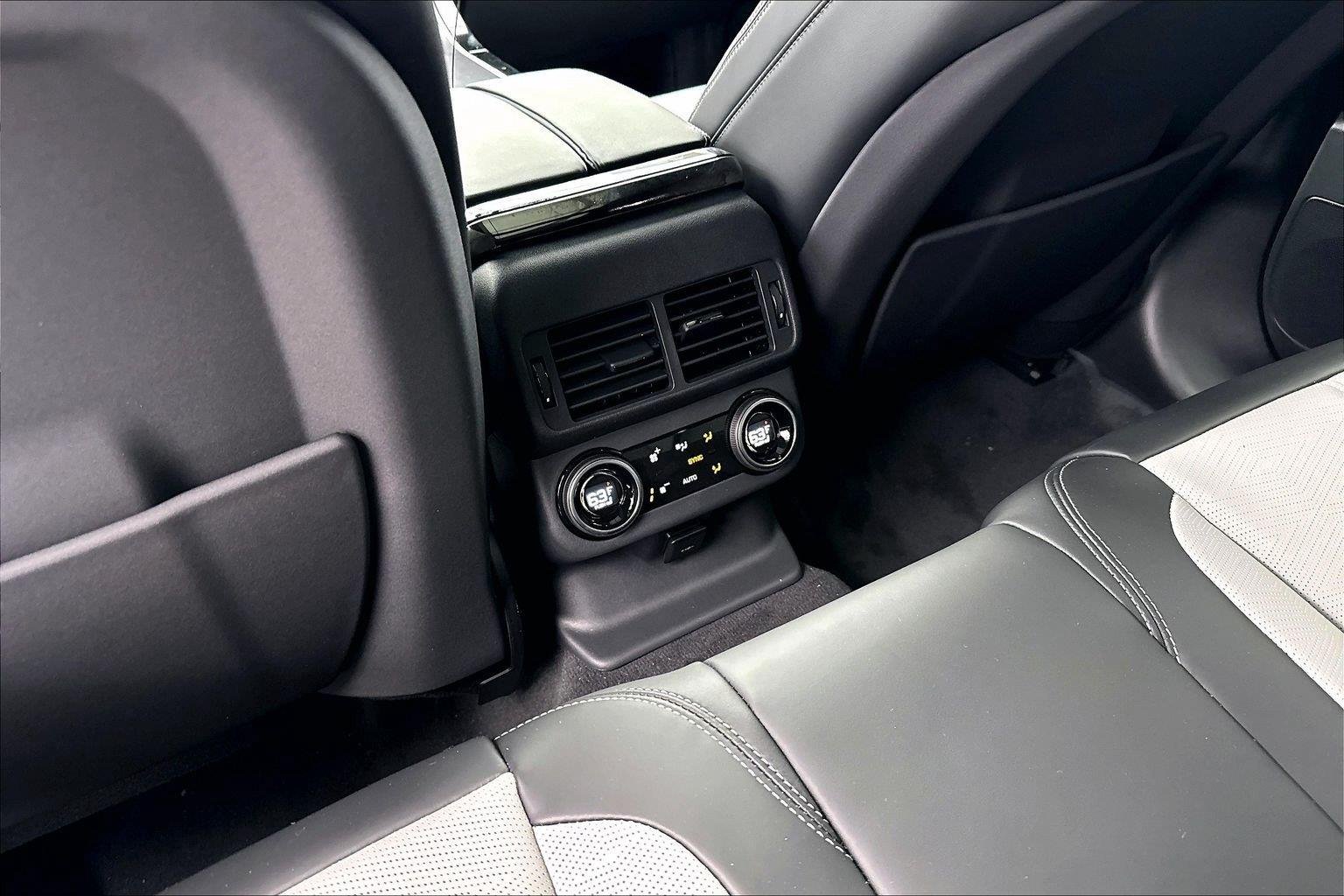 New 2026 Santorini Black Metallic Land Rover Autobiography image 13
