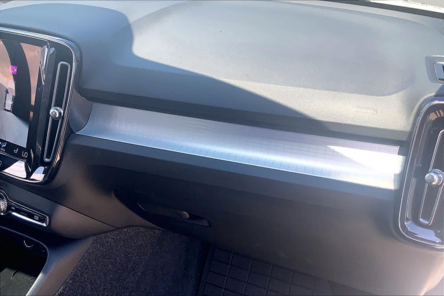 Used 2022 Crystal White Metallic Volvo Momentum image 18
