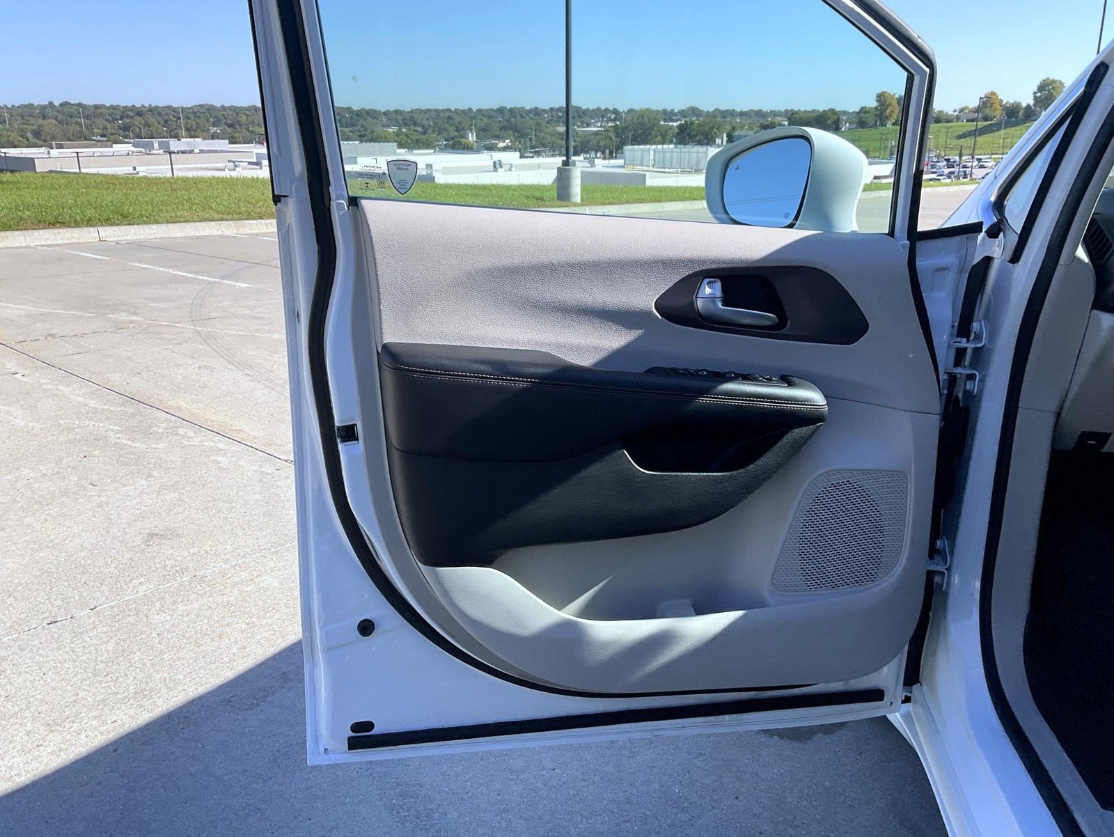 Used 2018 White Chrysler Touring L Plus image 10