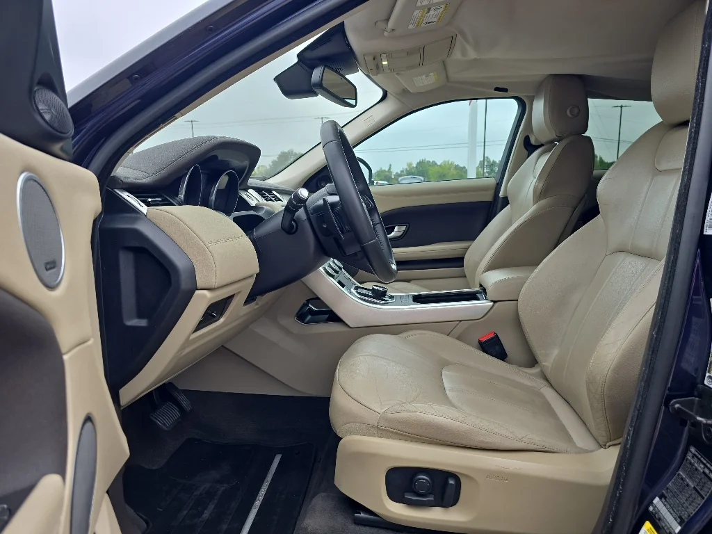 Used 2017 Loire Blue Metallic Land Rover SE image 7