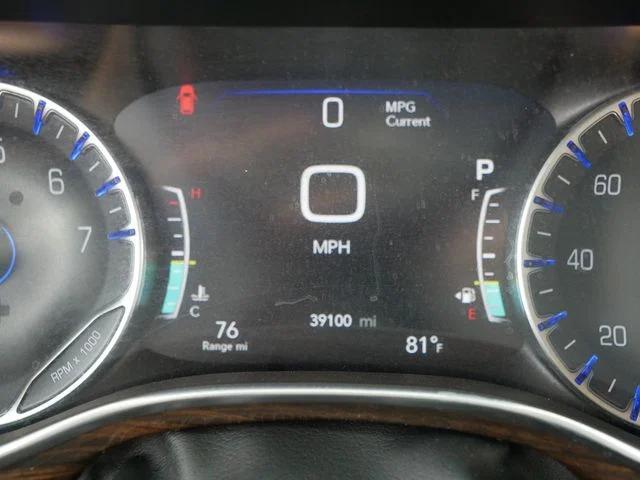 Used 2021 Velvet Chrysler Limited image 28