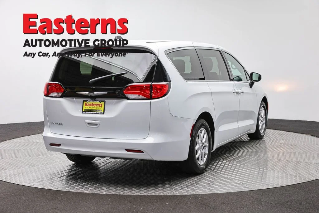 Used 2022 White Chrysler LX image 5