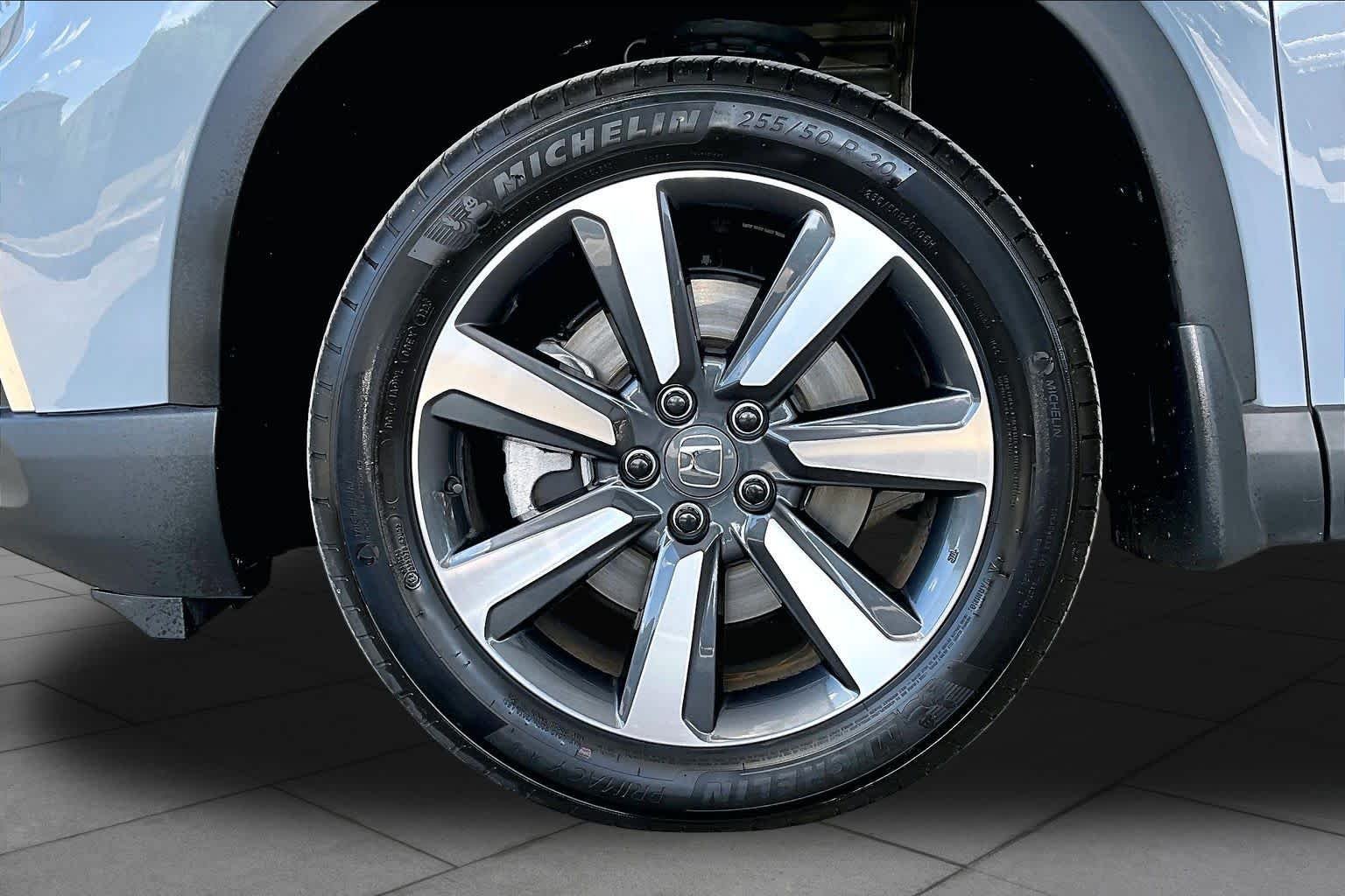 Used 2025 Sonic Gray Pearl Honda Touring image 11
