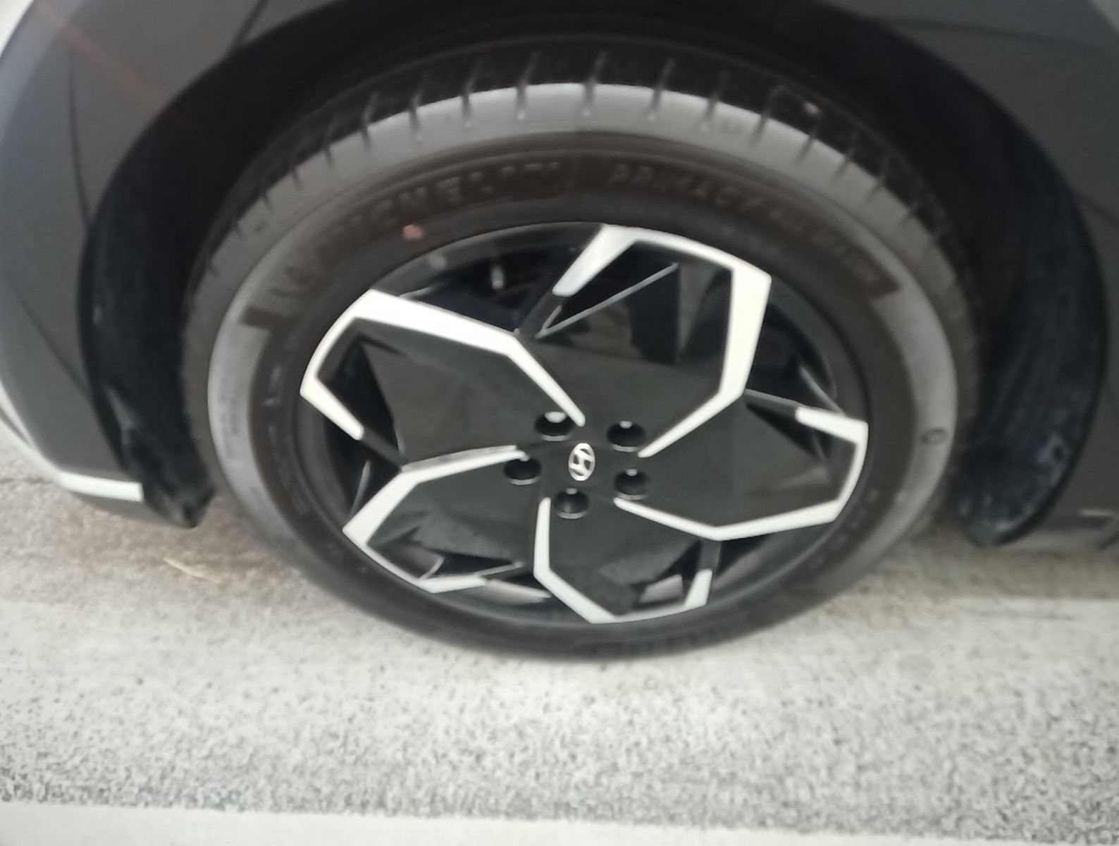 Used 2024 Gray Hyundai SEL image 8