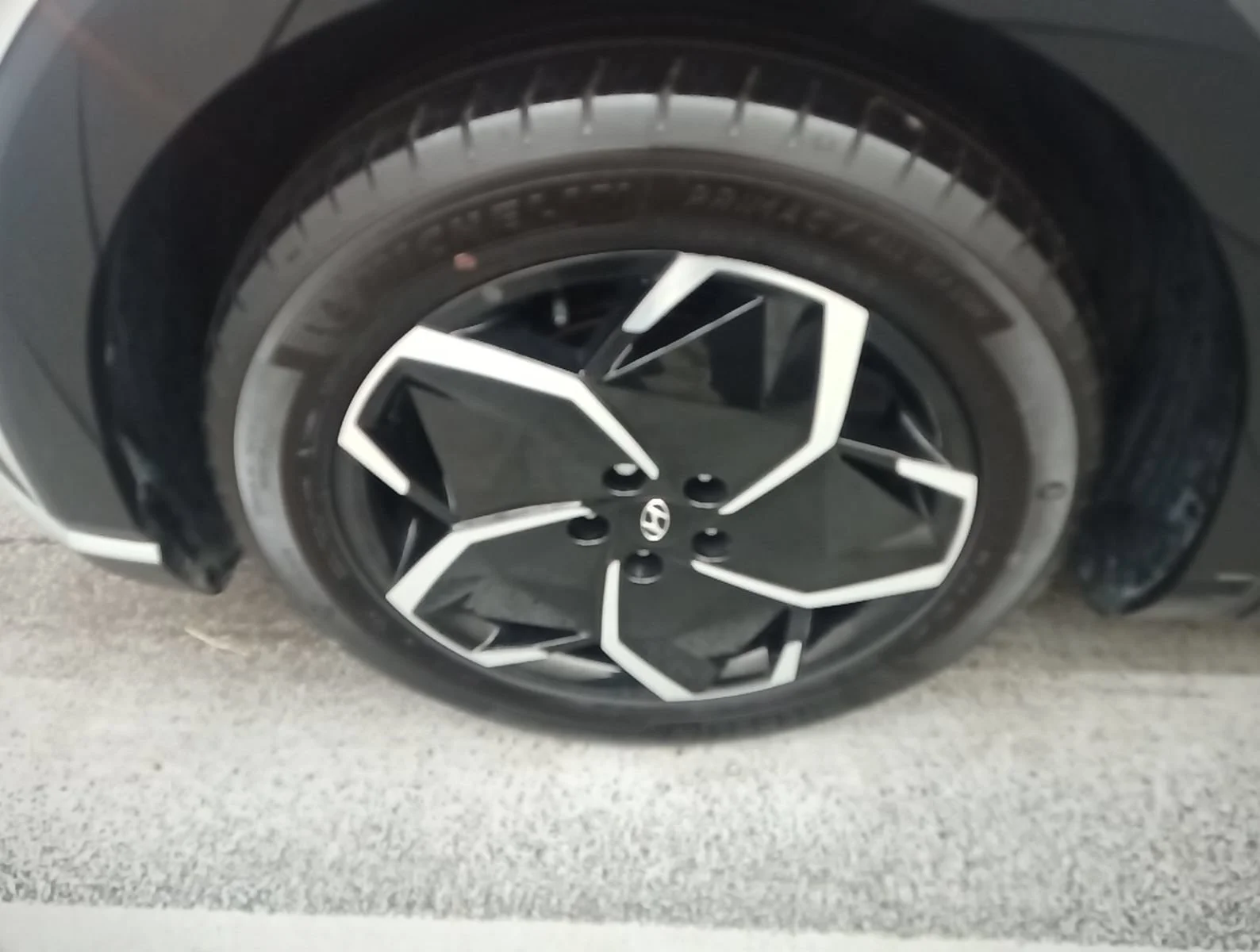 Used 2024 Gray Hyundai SEL image 8