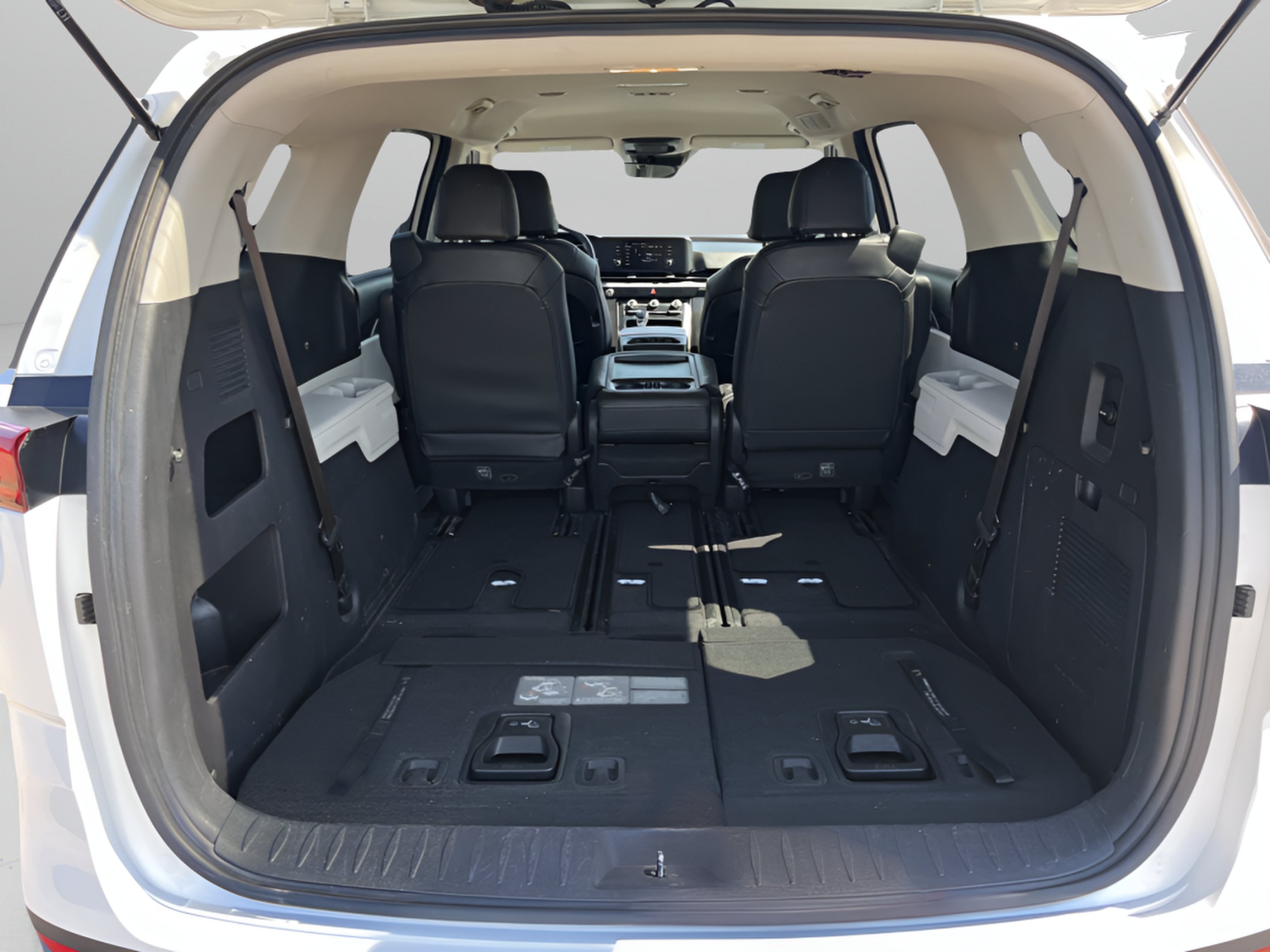 Used 2023 Snow White Pearl Kia LX image 18