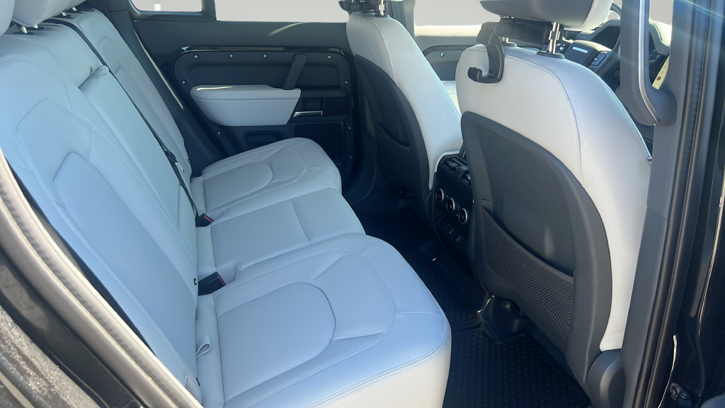 New 2026 Santorini Black LAND ROVER X-Dynamic SE image 17