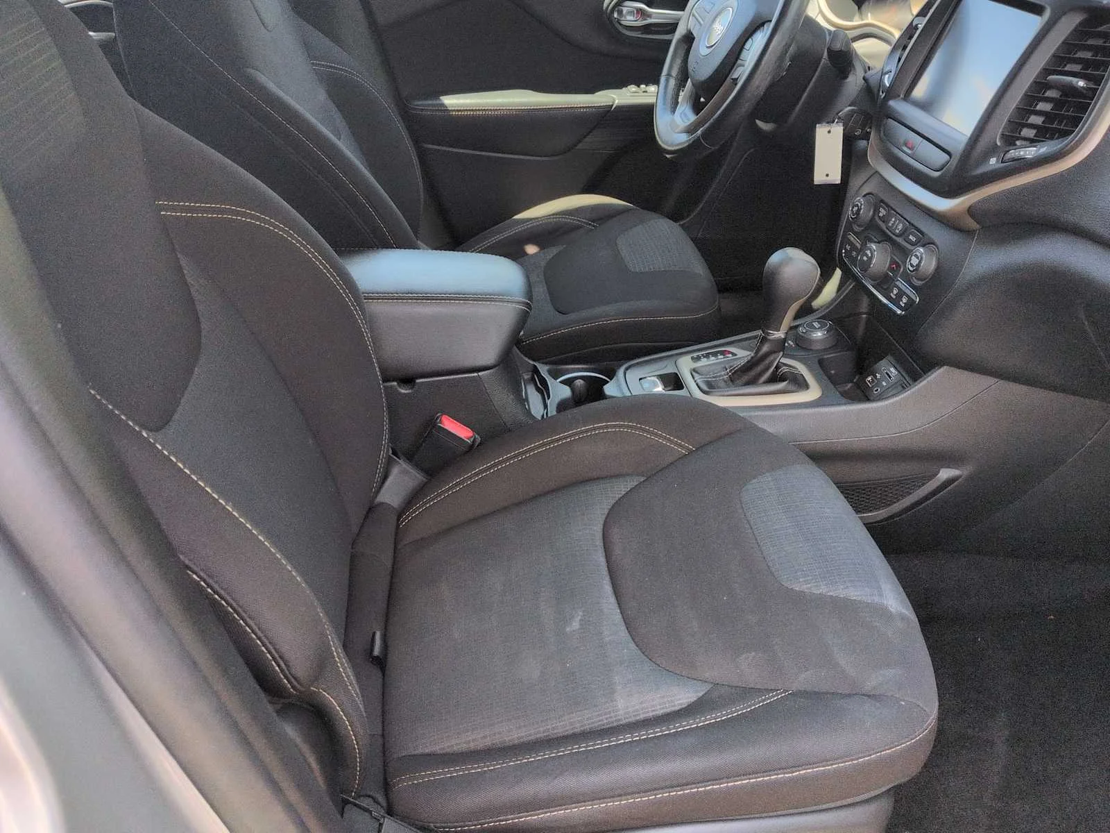 Used 2016 Billet Silver Metallic Clearcoat Jeep Latitude image 22