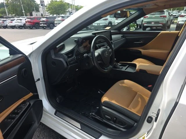 Used 2025 White Lexus 350 image 17