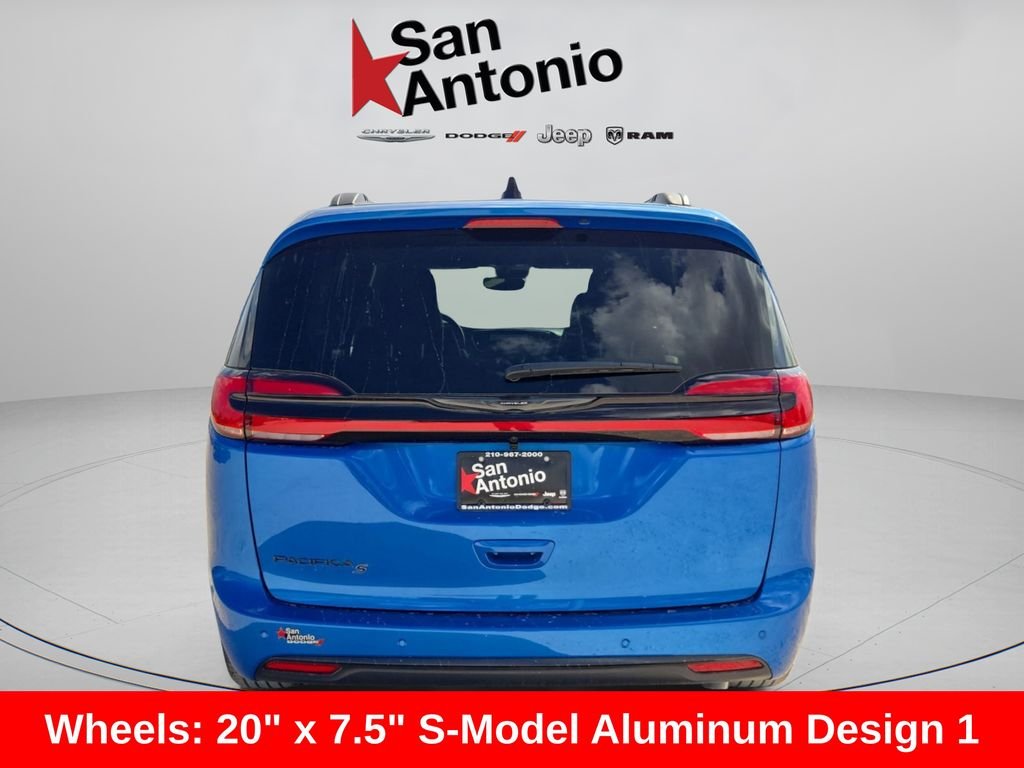 New 2026 Hydro Blue Pearl-Coat Exterior Paint Chrysler Select image 12