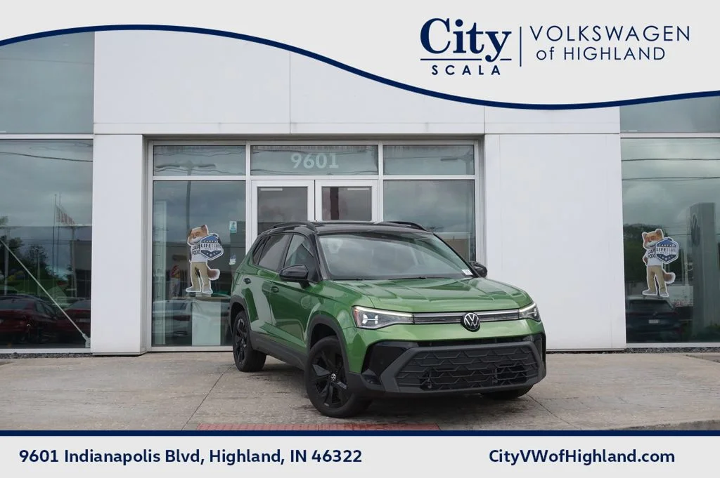 Certified Used 2025 Green Volkswagen 1.5T SE Black image 1