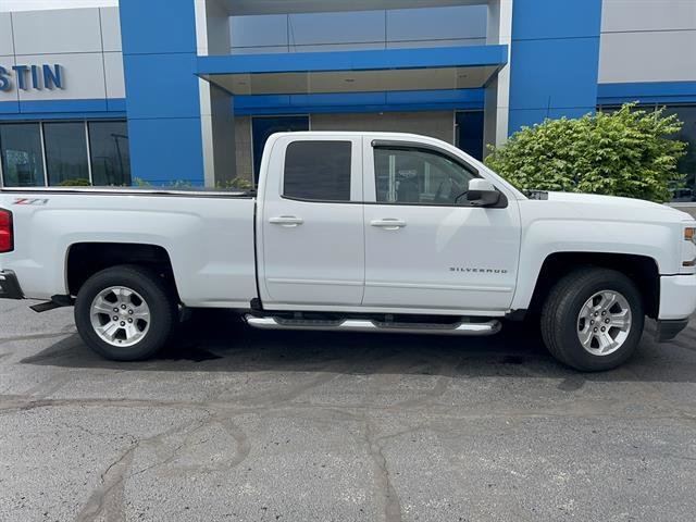 Used 2017 SUMMIT WHITE Chevrolet LT image 4