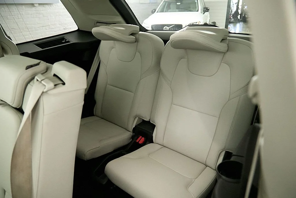 New 2023 Crystal White Volvo Plus image 23