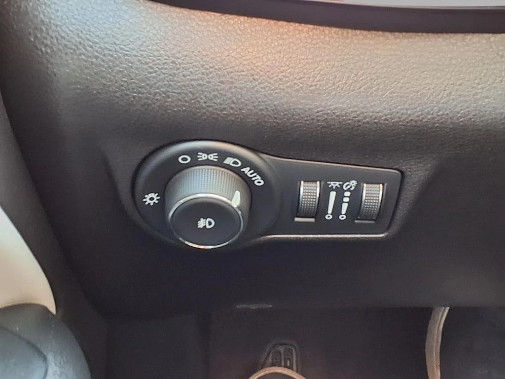 Used 2025 White Jeep Limited image 17