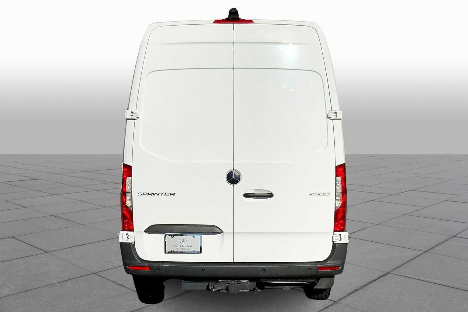 Used 2025 Arctic White Mercedes-Benz  image 4