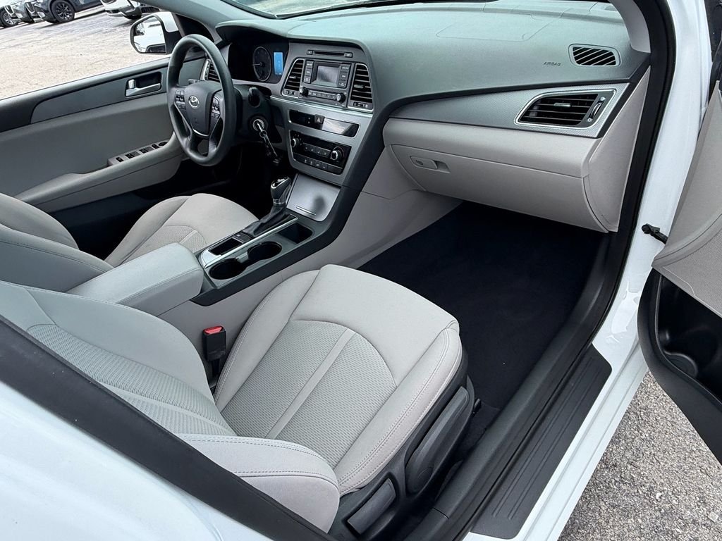 Used 2015 White Hyundai SE image 17