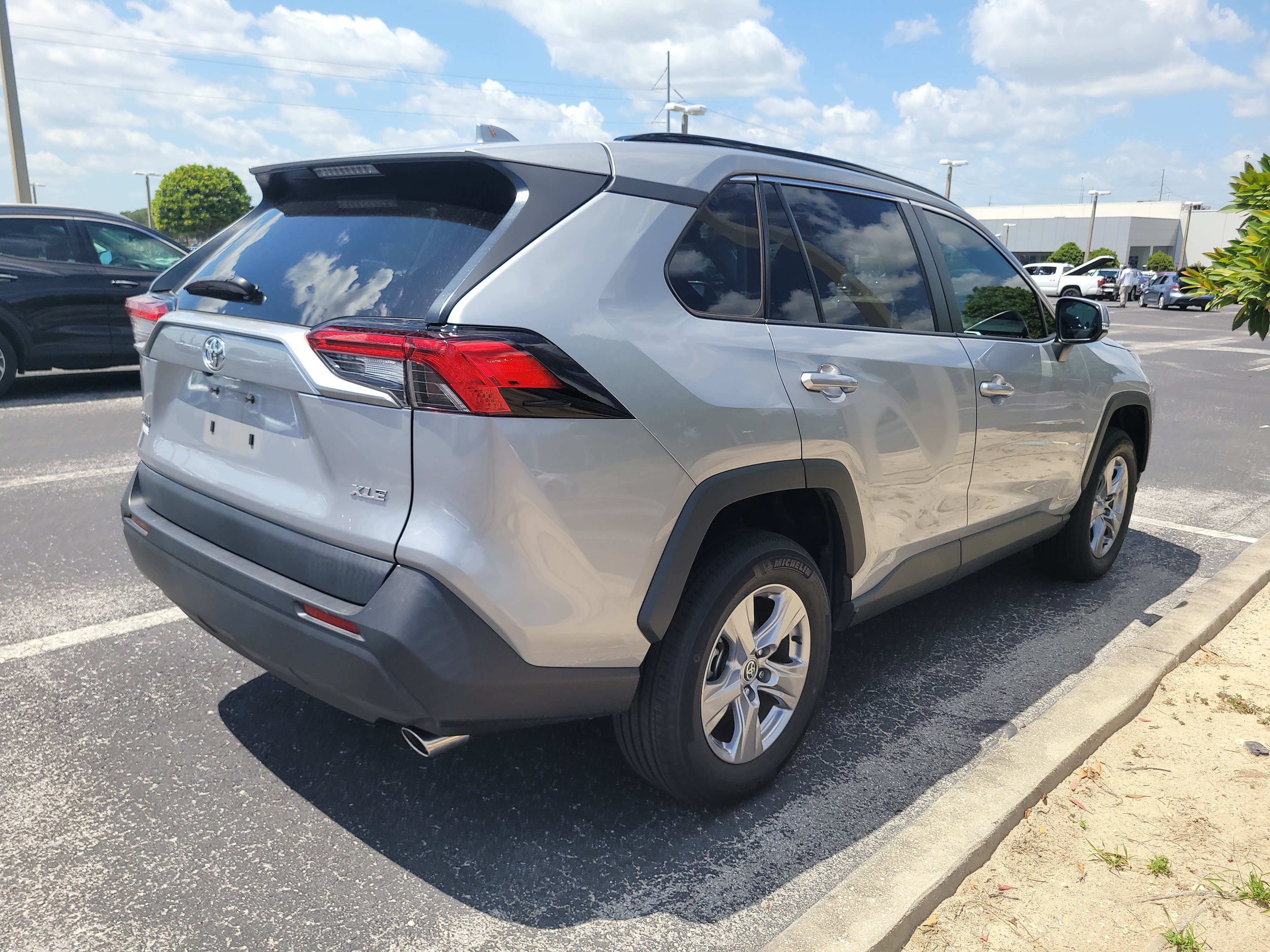 Used 2023  Toyota XLE image 7