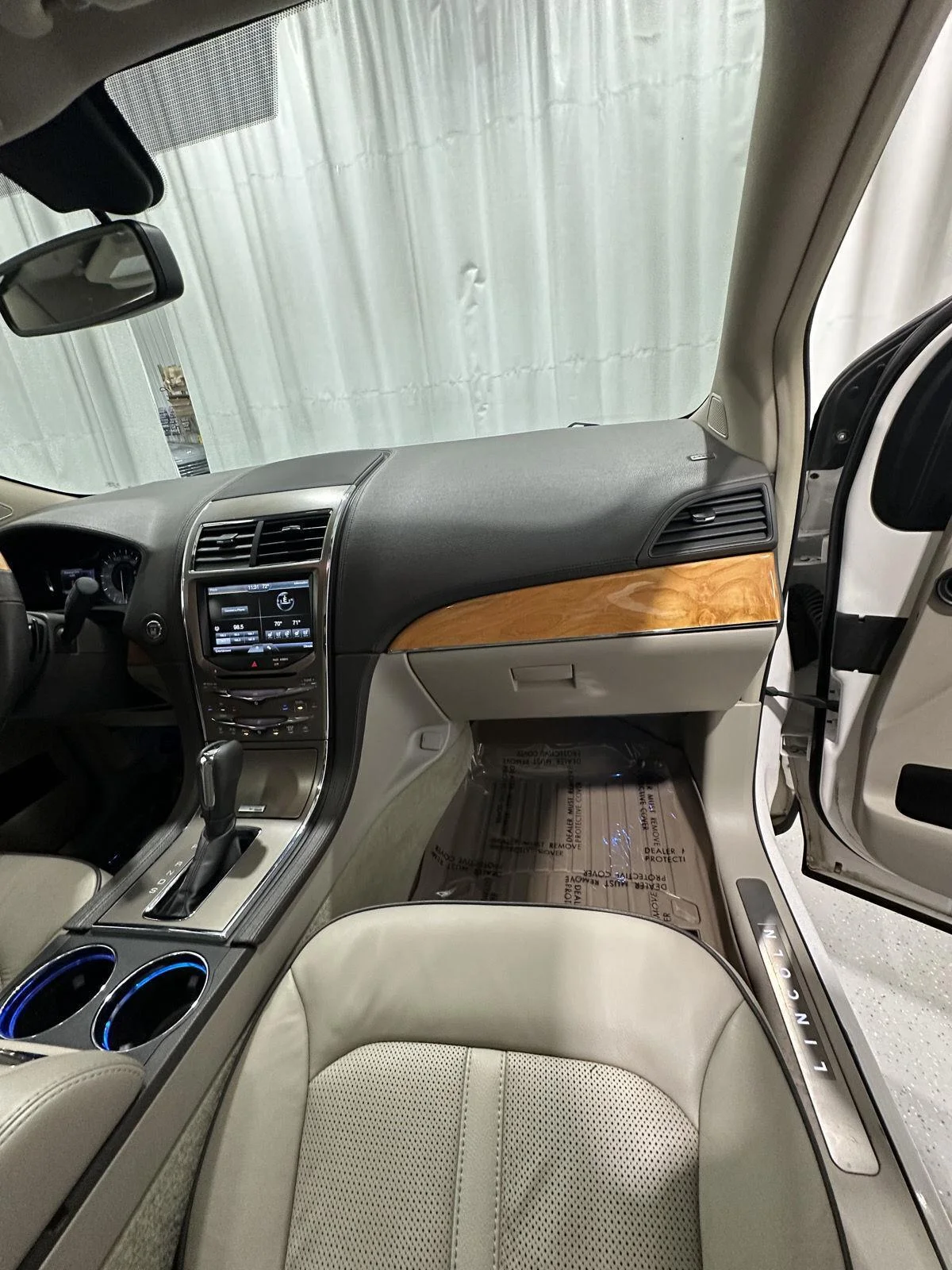 Used 2015 White Lincoln AWD image 23